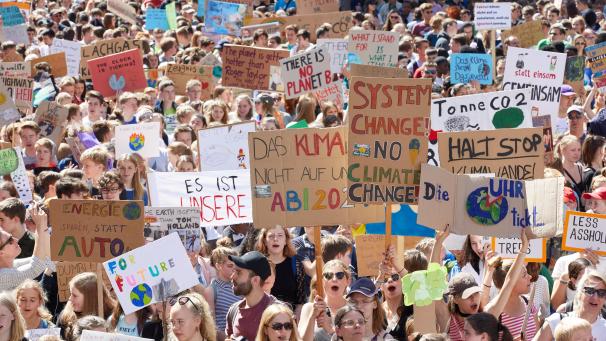 <p>Wenn Demonstranten den Klimanotstand ausrufen, ist das mehr als legitim. Parlamente hingegen schränken sich unnötig in ihrem demokratischen Spielraum ein.</p>