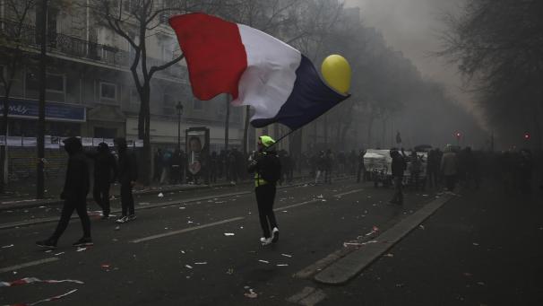 <p>Ein Mann schwenkt bei einer Demonstration die französische Flagge. Bei den Demonstrationen gegen die geplante Rentenreform in Frankreich ist es zu Ausschreitungen gekommen.</p>