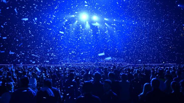<p>Schweden, Stockholm: Zuschauer verfolgen das Gedenkkonzert für DJ Avicii. Mit dem Konzert in der Friends Arena in Stockholm wollen die Veranstalter ein Schlaglicht auf die Wichtigkeit mentaler Gesundheit werfen.</p>
