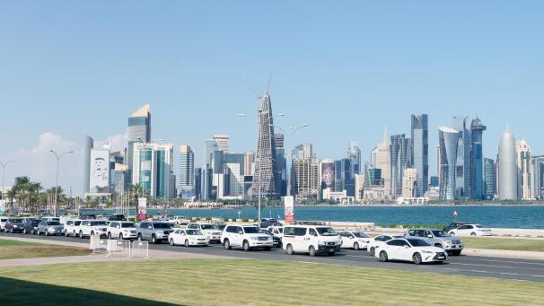 <p>Die Corniche in Doha mit der Skyline im Hintergrund. Um den Verkehr auf der Straße zu entlasten, entsteht eine Metro.</p>