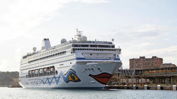 <p>Die „Aida Mira“ im Hafen von Palma de Mallorca; am 23. Dezember soll es nun für Gäste von Südafrika aus losgehen.</p>