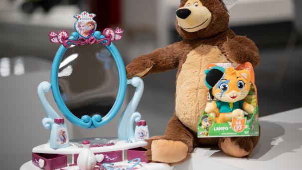 <p>Ein Spielzeug-Frisiersalon mit den Konterfeis der Figuren aus dem Disney-Film Die Eiskönigin 2 (Originaltitel Frozen), der Bär aus Mascha und der Bär von Dickie Toys, und eine Plüschkatze aus 44 Cats von Smoby, alles Spielwaren und Lizenzprodukte.</p>