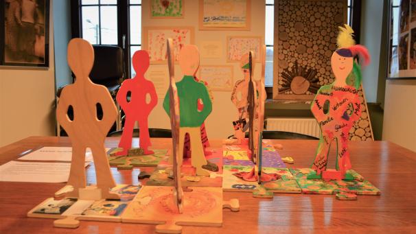 <p>Im Mittelpunkt der kleinen Ausstellung im Ameler Gemeindehaus stehen Kunstwerke, die von Menschen geschaffen wurden, die direkt von Demenz betroffen sind oder in Kontakt zu Betroffenen stehen.</p>