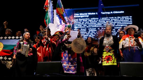 <p>Vertreter indigener Völker treten beim Klimamarsch am Freitagabend auf. Die Demonstranten wollen damit verantwortliche Politiker zu mehr Engagement im Kampf gegen die globale Erderwärmung aufrufen.</p>
