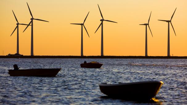 <p>Windräder auf der Mole der dänischen Gemeinde Bonnerup.</p>