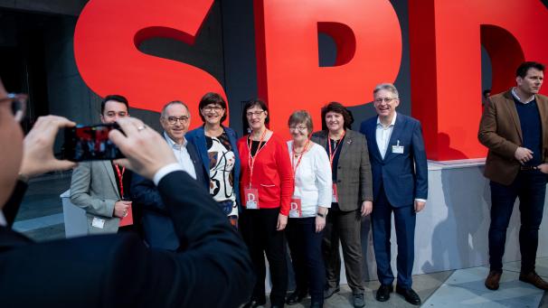 <p>Gute Laune zu bösem Spiel: neue SPD-Führung (l.) mir Delegierten</p>