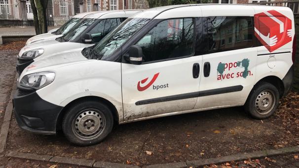 <p>Mehrere Fahrzeuge der Post wurden mit Farbe beschmiert.</p>