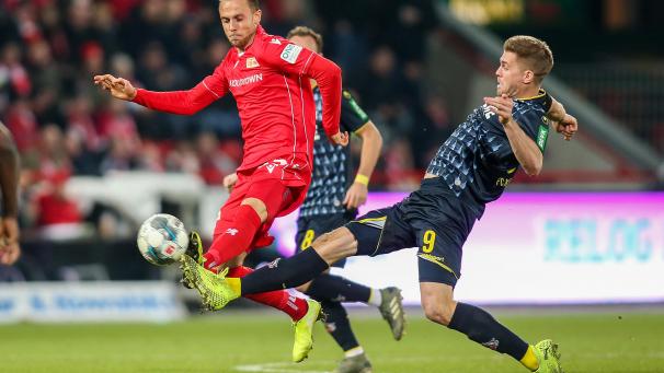 <p>Berlins Marcus Ingvartsen (links) kämpft gegen Simon Terodde von 1.FC Köln um den Ball.</p>