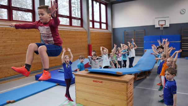 <p>Ob der Schule eine wichtige Rolle bei der Bekämpfung des Bewegungsmangels von ostbelgischen Schülern zukommen sollte, wurde im DG-Parlament diskutiert.</p>