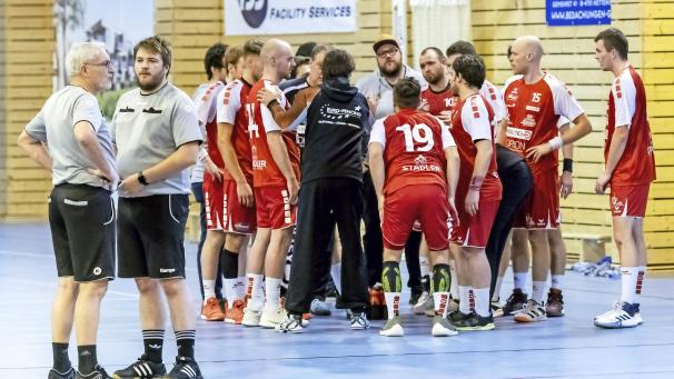 <p>Jozef De Proft (links) und Bernd-Alexander Bruneel sorgen im Lager der Eupener Handballer für äußerst großen Unmut.</p>