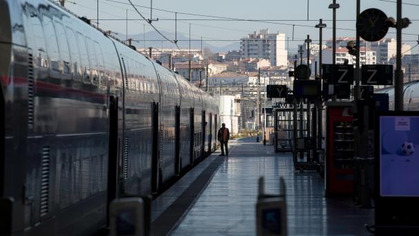 <p>Auch der Bahnverkehr ist in Folge des Streikes im gesamten Land massiv gestört. Hier steht ein Bahnmitarbeiter auf einem leeren Bahnsteig neben einem Hochgeschwindigkeitszug am Bahnhof Saint-Charles.</p>
