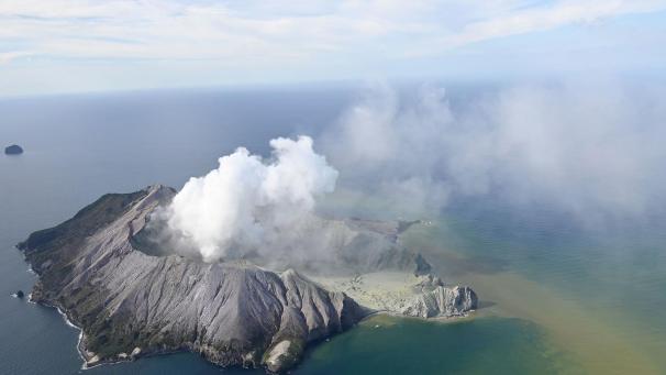 <p>Eine Aschewolke steht über der bei Touristen beliebten Insel White Island.</p>