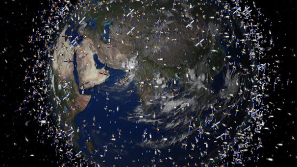 <p>Das computergenerierte Bild der European Space Agency (ESA) zeigt Weltraummüll früherer Weltraummissionen, der neben intakten Satelliten um die Erde kreist.</p>