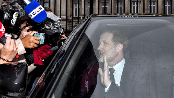 <p>Beim Verlassen des Palais wird Paul Magnette von Journalisten belagert.</p>