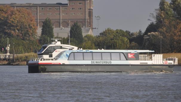 <p>Die Wassertaxis transportieren in Antwerpen Passagiere von A nach B.</p>