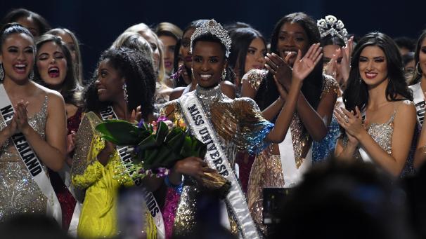 <p>Die 26-jährige Zozibini Tunzi (Bildmitte) aus Südafrika ist die neue „Miss Universe“.</p>
