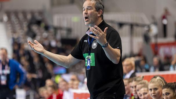 <p>DHB-Trainer Henk Groener in der Partie gegen Serbien</p>