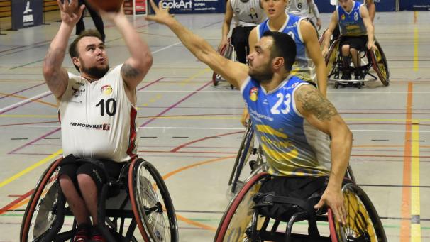 <p>Mustafa Korkmaz (rechts), hier in der Defensive gegen den am Samstag verletzten Bart Nulens, steuerte alleine 31 Punkte zum souveränen Rahdener Sieg bei. Er erzielte dabei so viele Punkte wie alle Roller-Bulls-Spieler zusammen.</p>