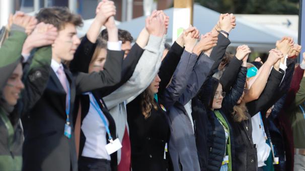 <p>Junge, internationale Klimaaktivisten der Bewegung Fridays for Future bilden zusammen bei der UN-Klimakonferenz eine Menschenkette.</p>