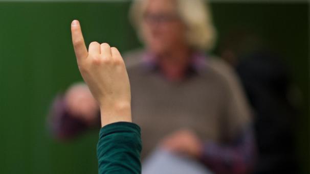 <p>Im Kampf gegen den Lehrermangel gibt es keine einfachen Lösungen. Im Parlament der DG herrscht aber Einigkeit, dass das Image des Lehrers aufgewertet werden soll.</p>