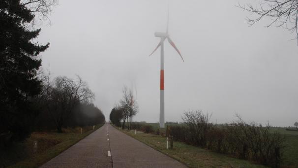 <p>Die vier Windräder des 2003 in Betrieb genommenen Windparks Roderhöhe entlang der Straße Elsenborn-Wirtzfeld werden abgebaut und machen Platz für sechs neue Windkraftanlagen, die aber etwas versetzt errichtet werden sollen.</p>