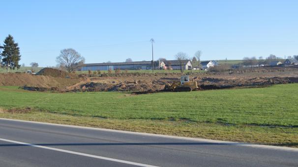 <p>Entlang der Eidtwegs unweit der Walleroder Brücke füllt die Gemeinde Amel derzeit nach einer entsprechenden Vereinbarung mit dem Eigentümer ein privates Grundstück mit unbelastetem Erdaushub auf. Der Bewirtschafter erhält im Gegenzug eine Nutzungsentschädigung.</p>
