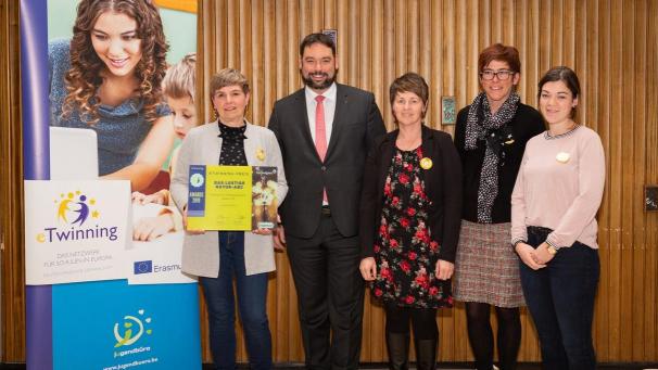 <p>Der Hauptpreis wurde diesmal Ariane Firges (mit Urkunde) vom Zentrum für Förderpädagogik St.Vith zuteil.</p>