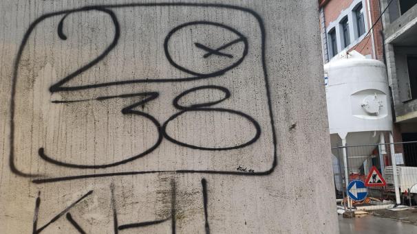 <p>Ungewöhnliches Graffiti in Eupen: 2038, so einst MP Lambertz, sollte die DG schuldenfrei sein. Unwahrscheinlich!</p>