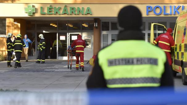 <p>Ein Polizeibeamter steht auf dem Gelände des Universitätsklinikums.</p>