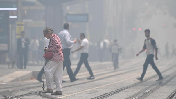 <p>Fußgänger überqueren die in Rauch gehüllte George Street im Stadtzentrum. Hohe Temperaturen und starker Wind haben die Buschbrände in Australien weiter angefacht und die Millionenmetropole Sydney in Rauch gehüllt.</p>