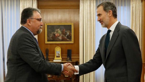 <p>König von Spanien, und Isidro Martinez Oblanca, Abgeordneter der Regionalpartei Foro de Asturias, geben sich im Zarzuela-Palast die Hand.</p>