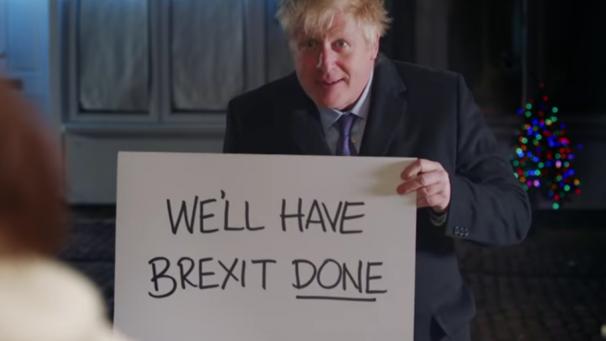 <p>„Mit etwas Glück bringen wir bis nächstes Jahr den Brexit durch“: So steht es auf den Pappschildern.</p>
