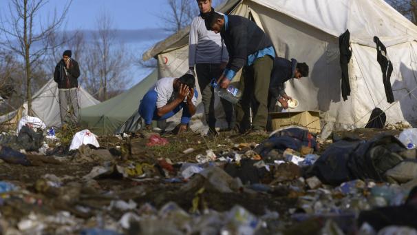 <p>Männer waschen sich vor einem Zelt im Flüchtlingslager Vucjak.</p>