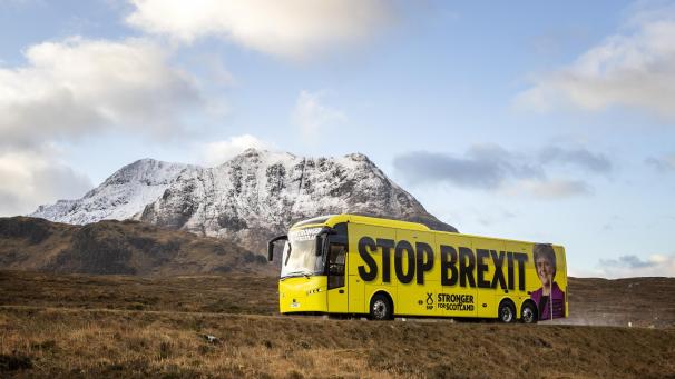 <p>Der SNP-Kampagnenbus fährt entlang der A82 durch Glencoe in den Highlands während seiner Tour durch Schottland in der letzten Woche der allgemeinen Wahlkampagne. Auf dem Bus steht die Aufschrift „Stop Brexit“.</p>