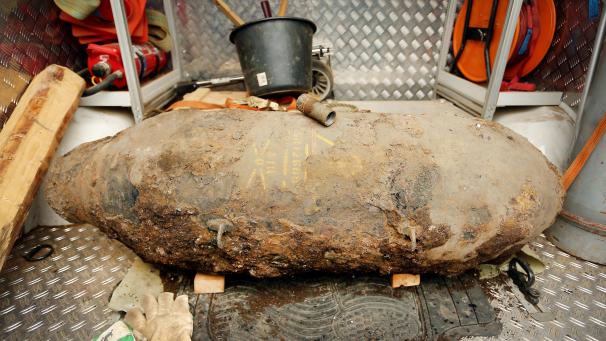<p>Eine britische Fünf-Zentner-Bombe liegt auf einem Lastwagen des Kampfmittelräumdienstes. Nahezu jeden Tag wird statistisch gesehen in Nordrhein-Westfalen eine größere Weltkriegsbombe gefunden. Das geht aus Zahlen des Innenministeriums für die ersten neun Monate 2019 hervor.</p>