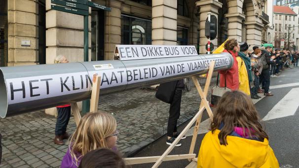 <p>Viele Menschen gehen wegen der mangelnden Maßnahmen der Politik auf die Straße (wie hier am Sonntag in Brüssel).</p>