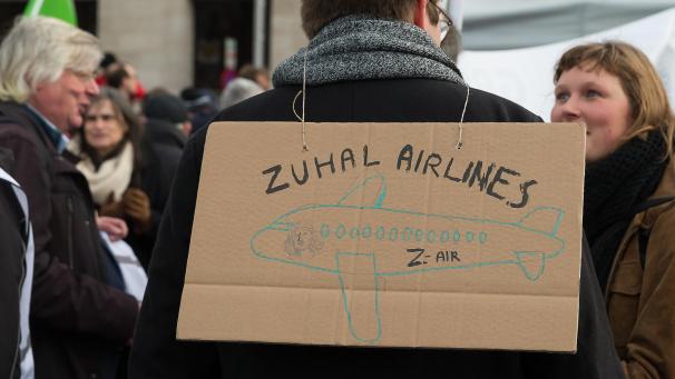 <p>Ein Demonstrant am Sonntag in Brüssel. Zuhal Demir (N-VA) und die Jambon-Regierung haben an Montag in ihrem Energie- und Klimaplan aus Sicht der Opposition und der Umweltverbände keine ausreichenden Maßnahmen beschlossen, um die CO2-Emissionen bis 2030 genügend zu reduzieren.</p>