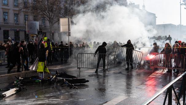 <p>Lyon: Demonstranten bauen eine Barrikade während einer Demonstration im Rahmen von Streiks und Protesten gegen die Rentenreform in Frankreich am Platz Bellecour.</p>