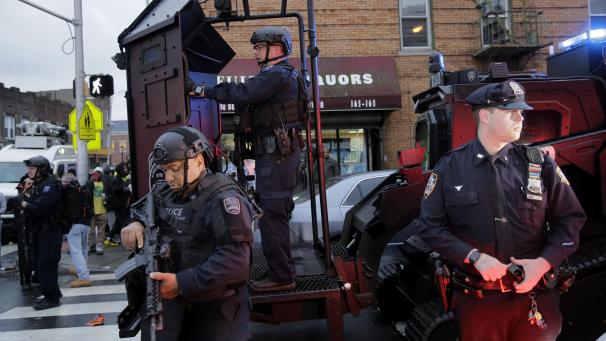 <p>Schwer bewaffnete Polizisten sind während einer Schießerei im Einsatz.</p>