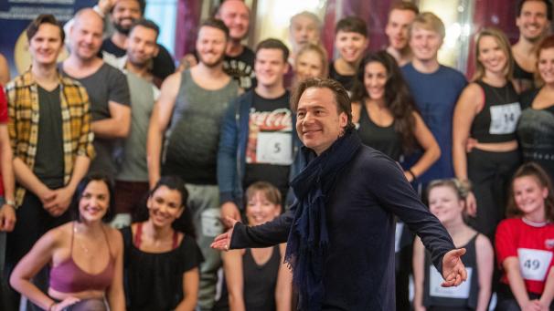 <p>Michael Bully Herbig (M.), Schauspieler und Regisseur, trifft im Silbersaal des Deutschen Theaters auf die Tänzer für das Musical „Der Schuh des Manitu“.</p>