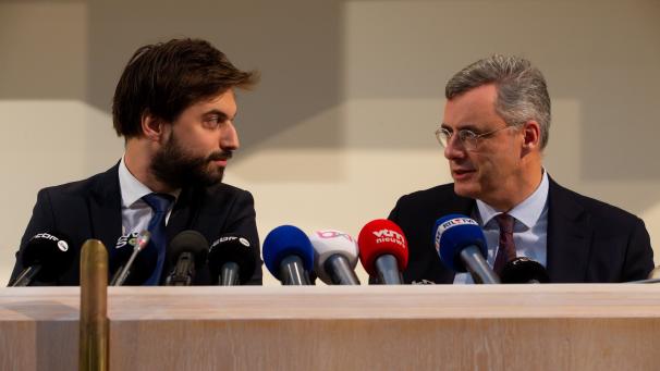 <p>Optimistisch: Georges-Louis Bouchez (l.) und Joachim Coens gaben am Mittwochmorgen eine kurze Pressekonferenz.</p>
