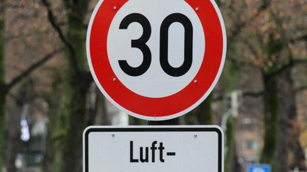 <p>Ein Tempo-30-Schild mit dem Zusatz „Luftreinhaltung“ auf der Monheimsallee.</p>