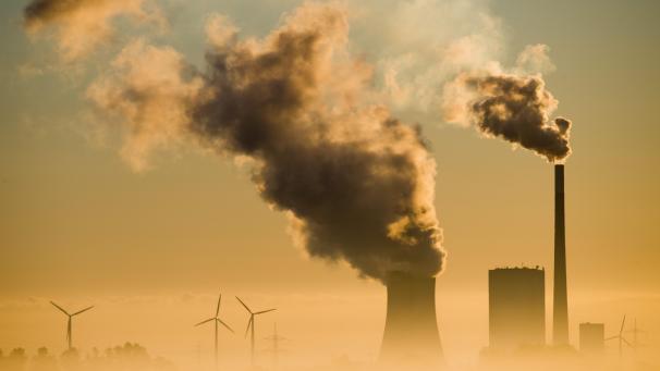 <p>Mit dem umfassenden Gesetzgebungsprogramm zu Energieversorgung, Industrieproduktion, Verkehr und Landwirtschaft soll Europa binnen 30 Jahren klimafreundlich umgebaut werden.</p>