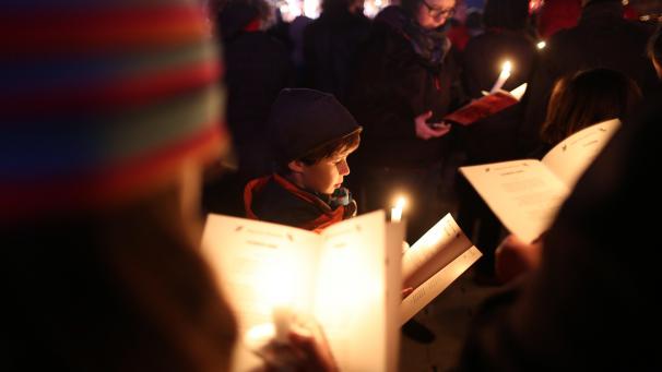 <p>Weihnachtssingen erfreut sich in Deutschland, hier in Berlin, großer Beliebtheit. Dort werden ganze Fußballstadien am Vorabend von Heiligabend bevölkert.</p>