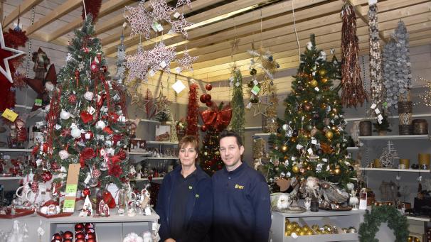 <p>Eine ganze Weihnachtswelt voller Deko und Lichter entsteht jedes Jahr in der Brico-Filiale in Eupen. Claudia Demonthy und Daniel Heinen kümmern sich gemeinsam mit anderen Kollegen um den Aufbau.</p>