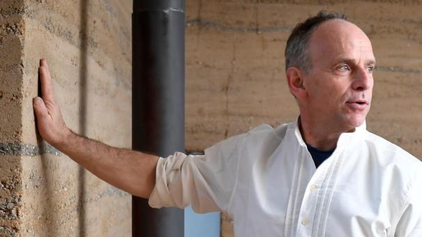 <p>Sein Wohnhaus ist die dritte Haut des Menschen. Und eine Stampflehmwand ein echter Hingucker.</p>