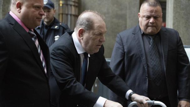 <p>Harvey Weinstein (M.), US-Filmproduzent, kommt zu einer Gerichtsverhandlung. Mehr als 80 Frauen hatten dem 67-Jährigen seit 2017 sexuelle Übergriffe vorgeworfen, darunter auch namhafte Schauspielerinnen.</p>