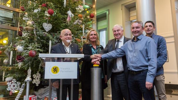 <p>Die festliche Beleuchtung des Weihnachtsbaums wurde am Freitag eingeschaltet von den Parlamentspräsidenten Liesbeth Homans (2.v.l.) und Karl-Heinz Lambertz (M.), Amels Bürgermeister Erik Wiesemes (2.v.r.), Waldschöffe Patrick Heyen (r.) und Jan Peumans, Ehrenvorsitzender des Vlaams Parlament (l.).</p>