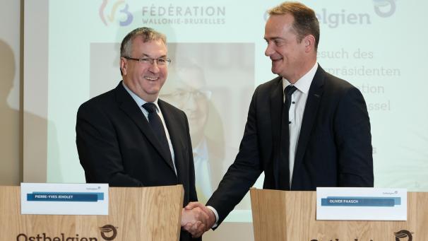 <p>Die beiden Ministerpräsidenten Oliver Paasch (r.) und Pierre-Yves Jeholet am Freitag bei ihrer Pressekonferenz in Eupen.</p>