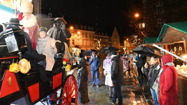 <p>Aus der Kutsche heraus grüßte der Nikolaus die Besucher des Eupener Weihnachtsmarktes am Freitagabend.</p>